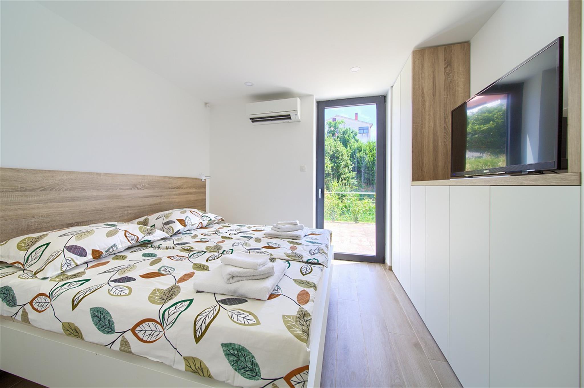 Villa Celeia - Luksuzni apartman na prvom katu s grijanim bazenom u centru grada Krka